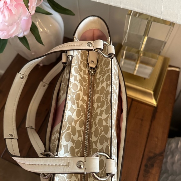 Coach F15137 BEIGE WHITE Heritage
SignatureStripe. Smoke free house. - Picture 4 of 9